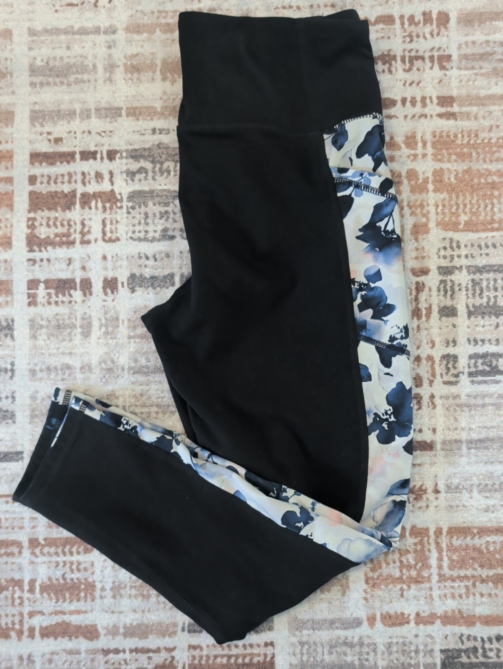 GAIAM Black Floral Accent Yoga Activewear Capri Leggings